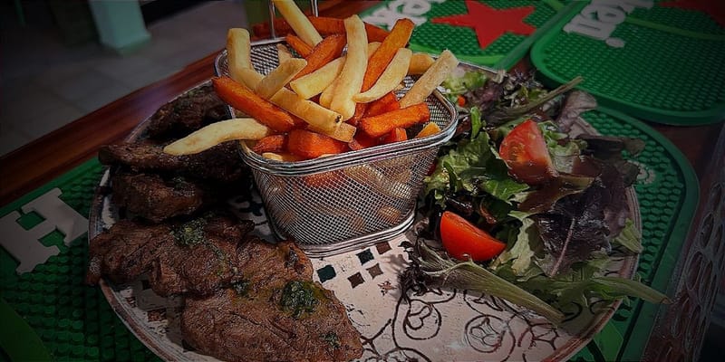 Grande assiette de côtelettes, frite, salade