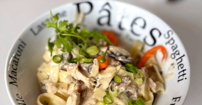 TAGLIATELLES ÉMINCÉ DE POULET BOUCANÉ