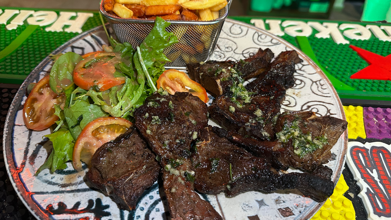 Grande assiette de côtelettes, frite, salade