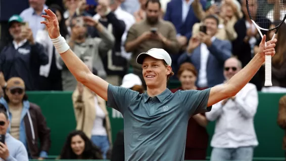 Sinner in estasi: l’abbraccio (senza bacio) a Laila, la dedica alla famiglia e la sorpresa della mamma