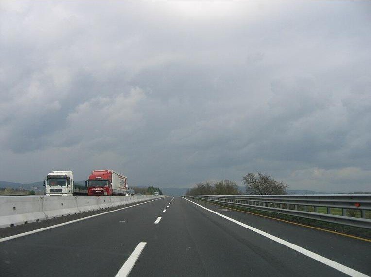 Sciopero dei Tir nel Sud Italia, autotrasportatori protestano contro il caro carburanti