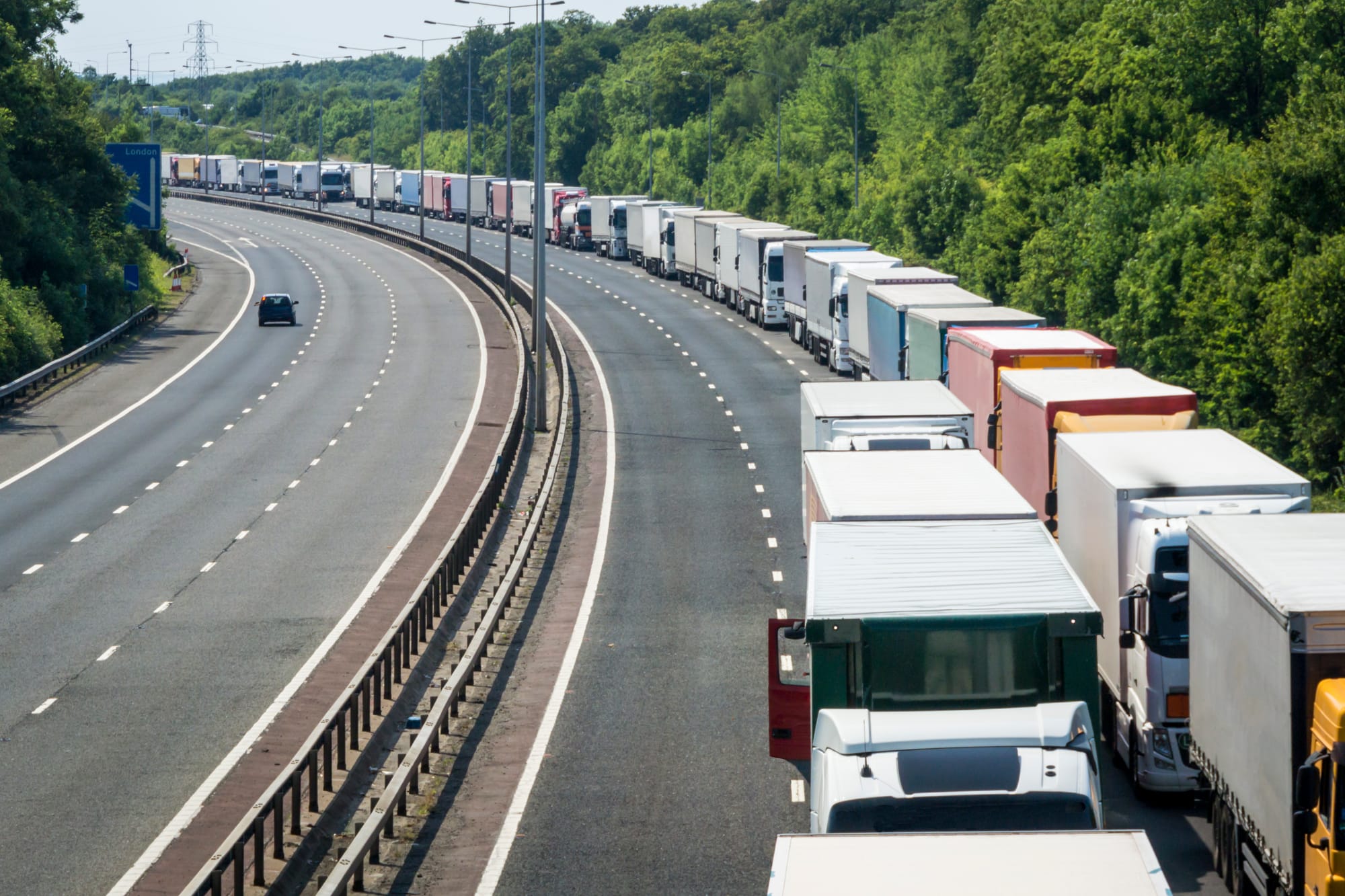 Sciopero dei Tir nel Sud Italia, autotrasportatori protestano contro il caro carburanti