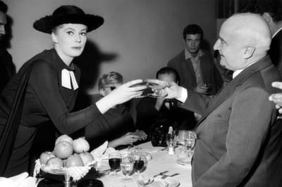 Angelo Rizzoli, l'uomo che inventò il turismo ad Ischia (nella foto con una giovanissima oriana Fallaci)