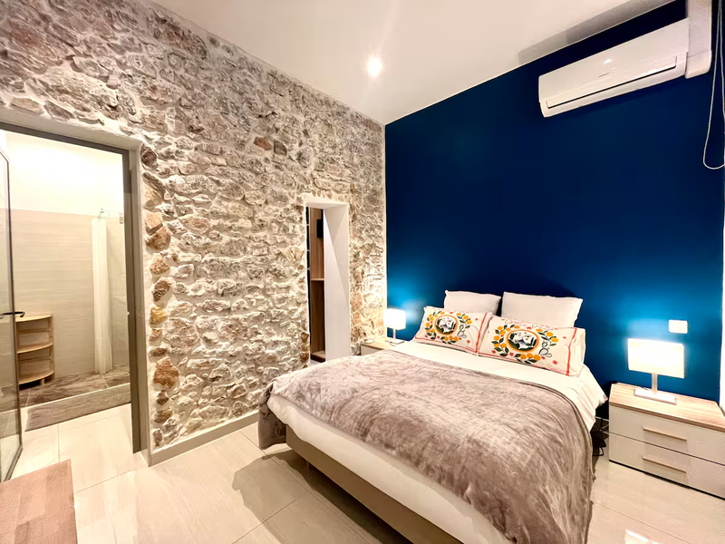 4 personnes - 2 chambres - 2 salles de douches - Garage