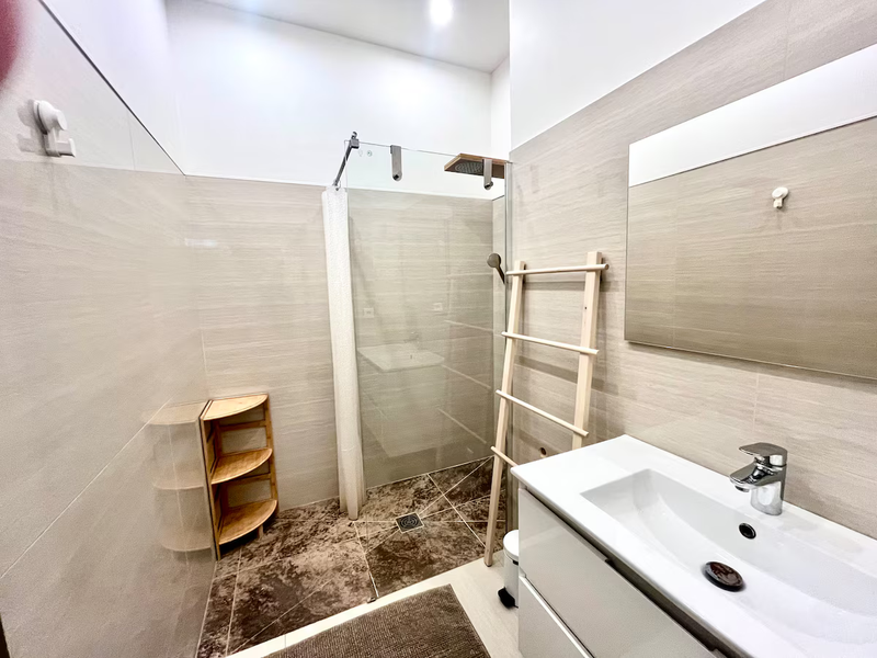 4 personnes - 2 chambres - 2 salles de douches - Garage