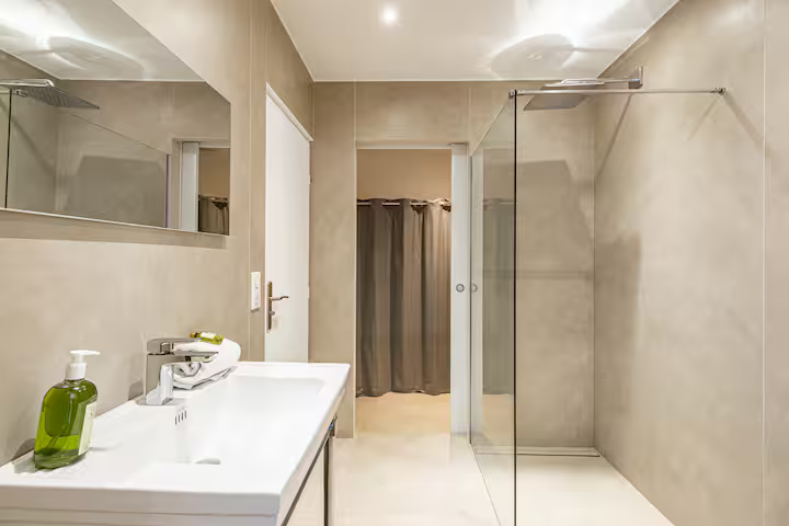 4 personnes - 1 chambre - 1 salle de douche