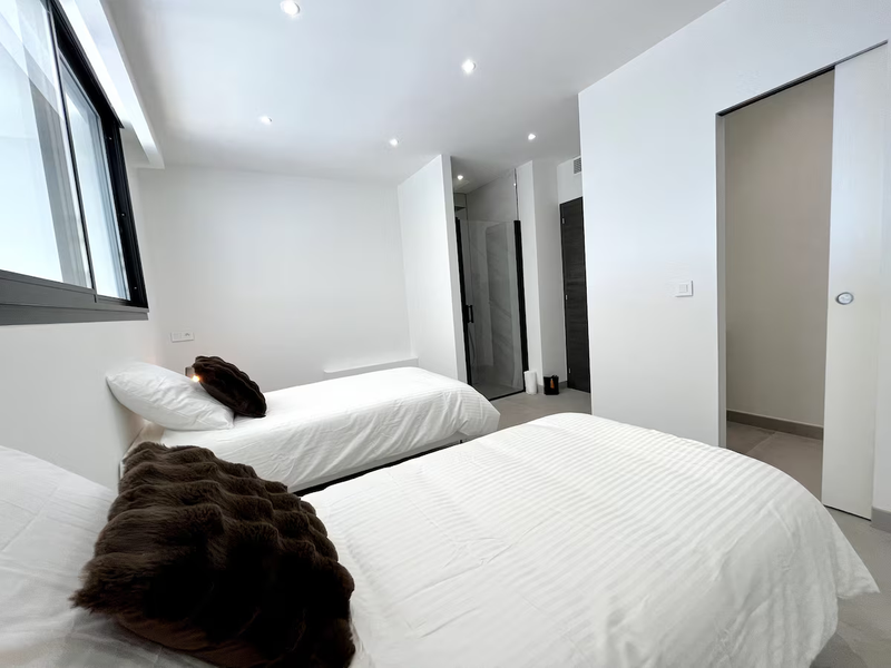 10 personnes - 5 chambres - 5 salles de douches 