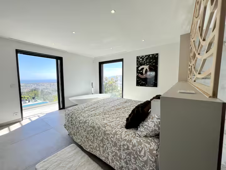 10 personnes - 5 chambres - 5 salles de douches 