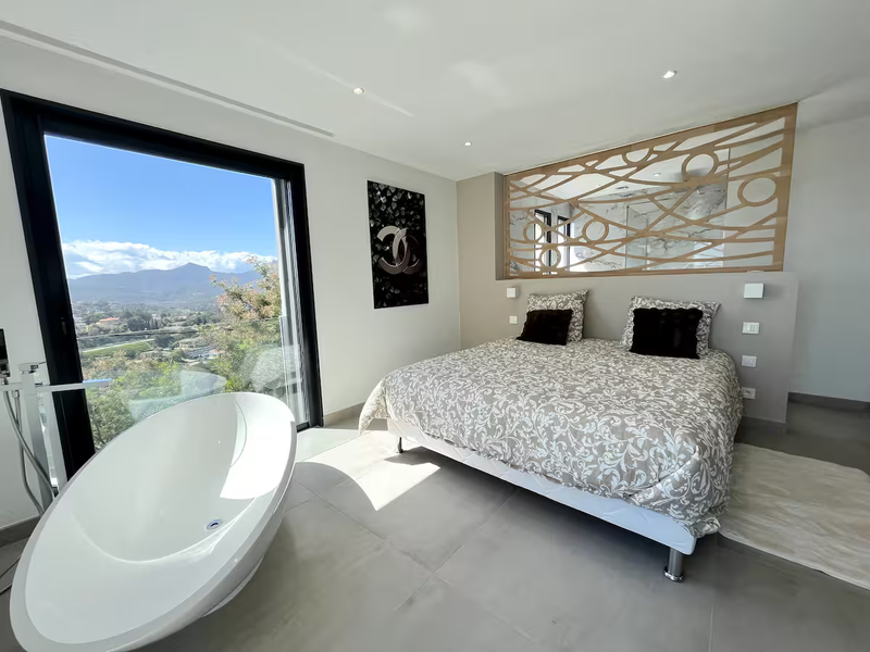 10 personnes - 5 chambres - 5 salles de douches 