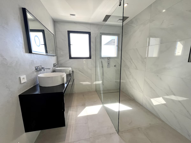 10 personnes - 5 chambres - 5 salles de douches 