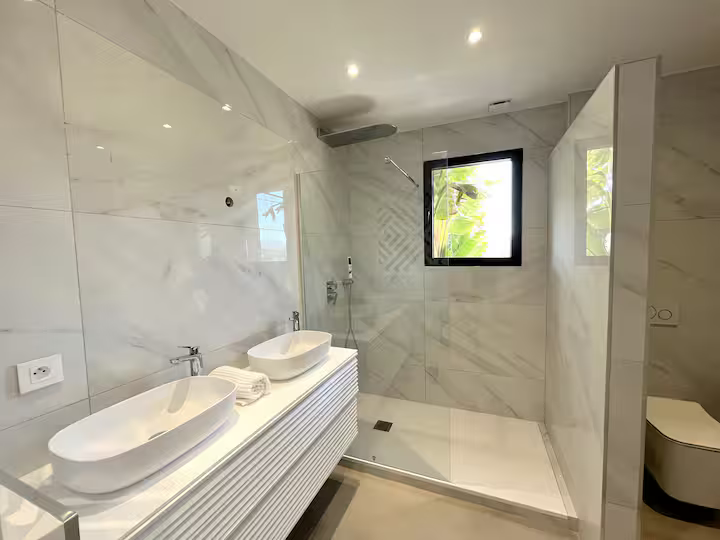 10 personnes - 5 chambres - 5 salles de douches 