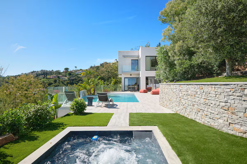 10 personnes - 5 chambres - 5 salles de douches 