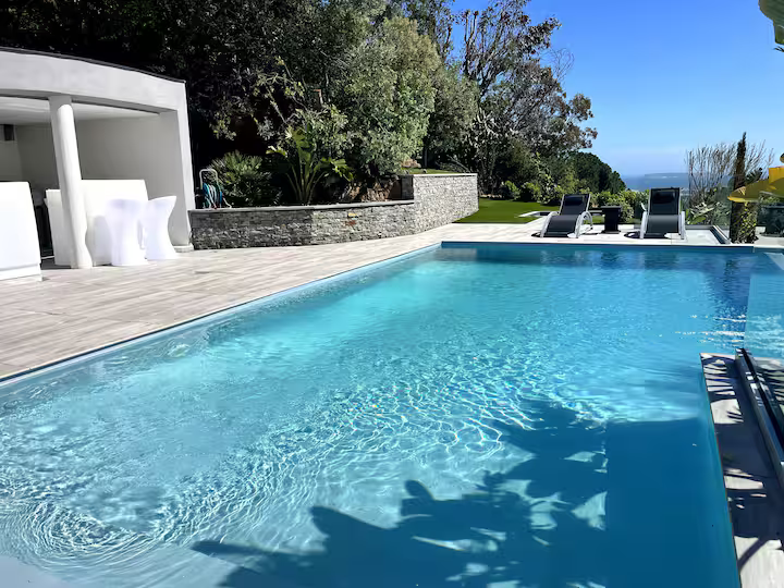 10 personnes - 5 chambres - 5 salles de douches 