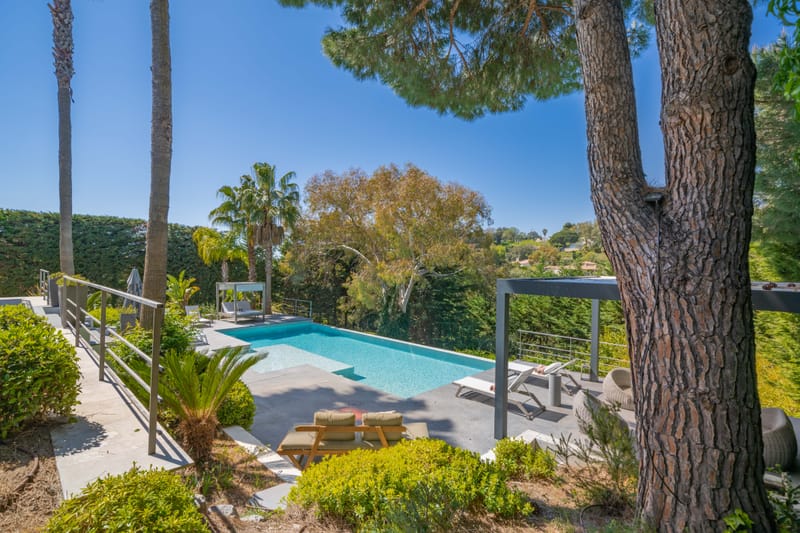 6 pieces - 3 salles de bain - piscine