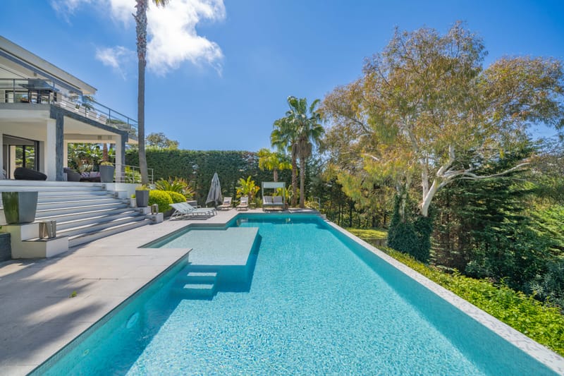 6 pieces - 3 salles de bain - piscine