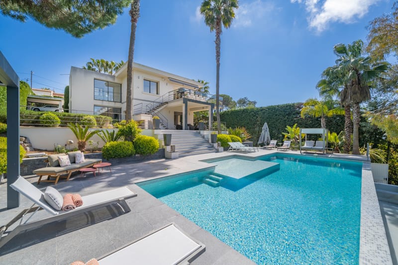 6 pieces - 3 salles de bain - piscine