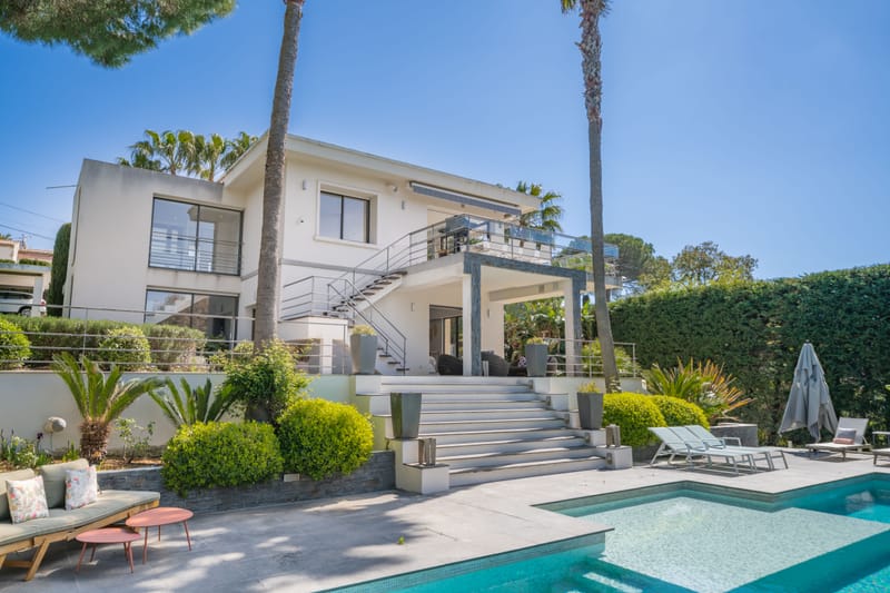 6 pieces - 3 salles de bain - piscine