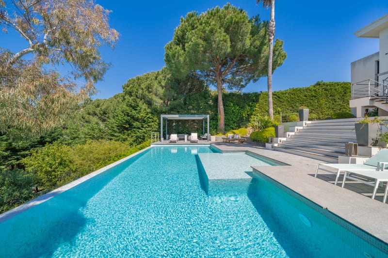 6 pieces - 3 salles de bain - piscine