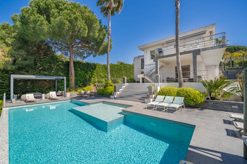 6 pieces - 3 salles de bain - piscine