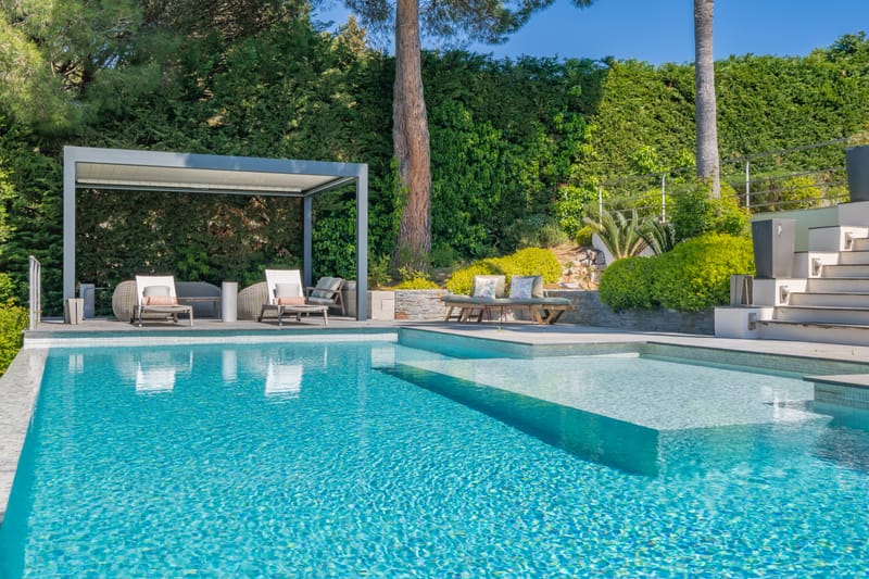 6 pieces - 3 salles de bain - piscine