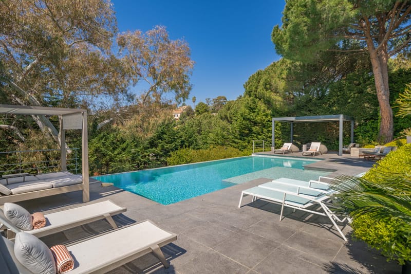 6 pieces - 3 salles de bain - piscine