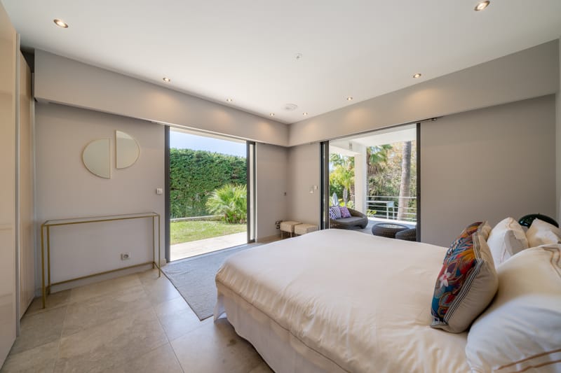 6 pieces - 3 salles de bain - piscine