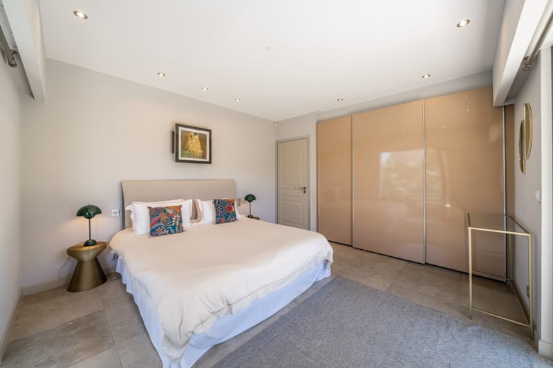 6 pieces - 3 salles de bain - piscine