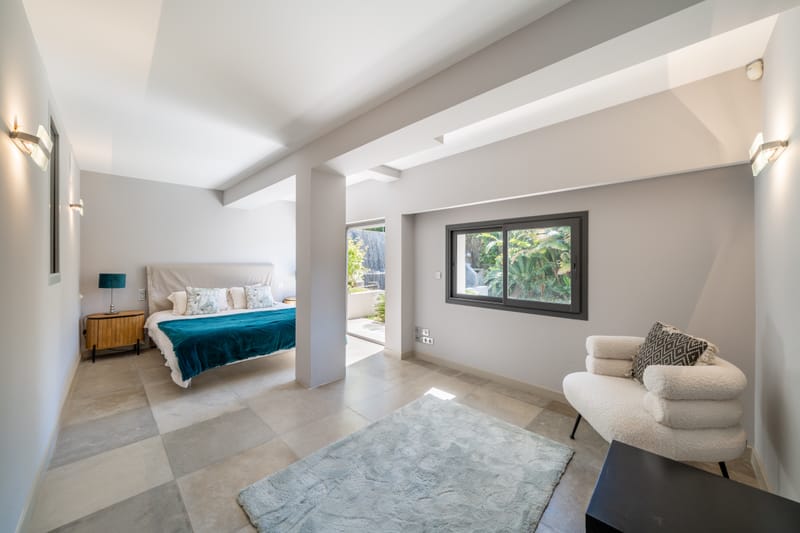 6 pieces - 3 salles de bain - piscine