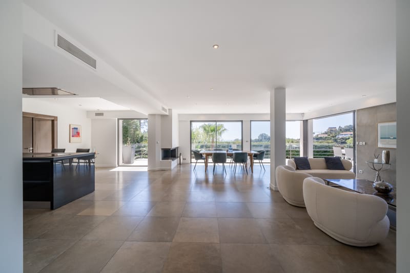 6 pieces - 3 salles de bain - piscine