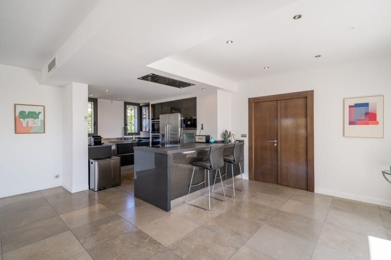 6 pieces - 3 salles de bain - piscine