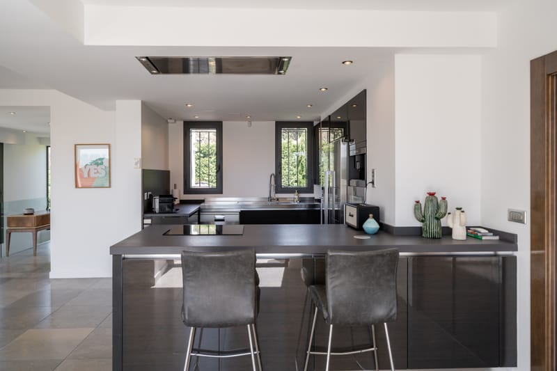 6 pieces - 3 salles de bain - piscine