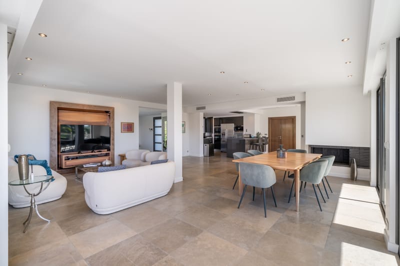 6 pieces - 3 salles de bain - piscine