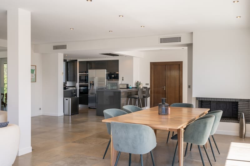 6 pieces - 3 salles de bain - piscine