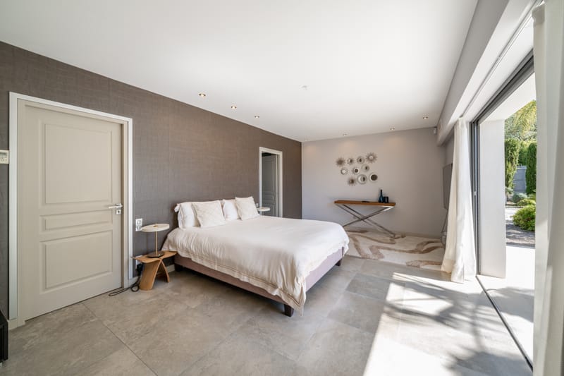 6 pieces - 3 salles de bain - piscine