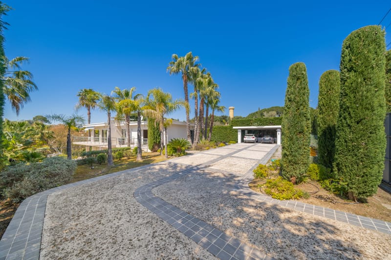 6 pieces - 3 salles de bain - piscine