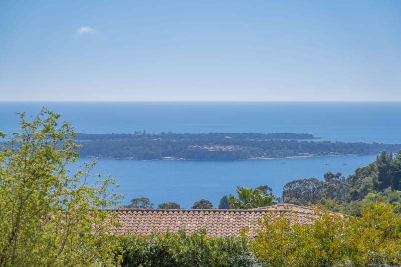 6 pieces - 3 salles de bain - piscine