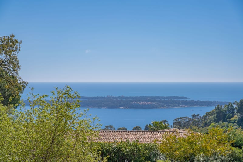 6 pieces - 3 salles de bain - piscine