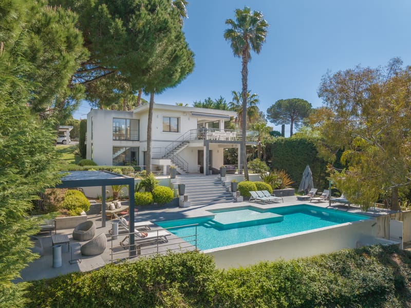 6 pieces - 3 salles de bain - piscine