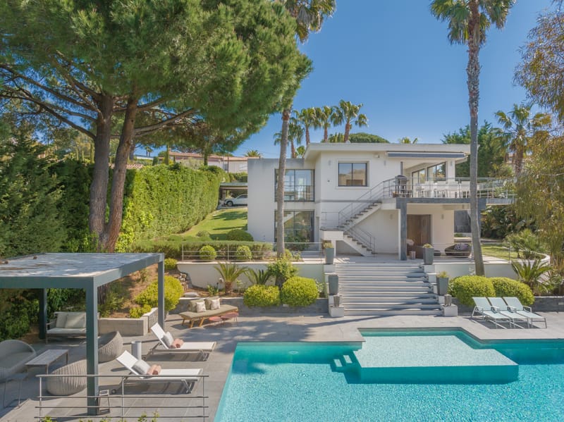 6 pieces - 3 salles de bain - piscine