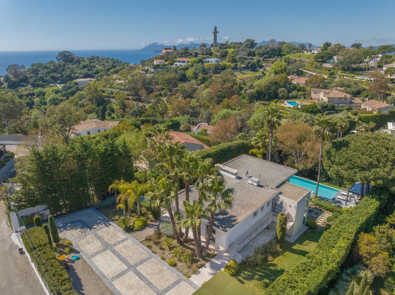 6 pieces - 3 salles de bain - piscine