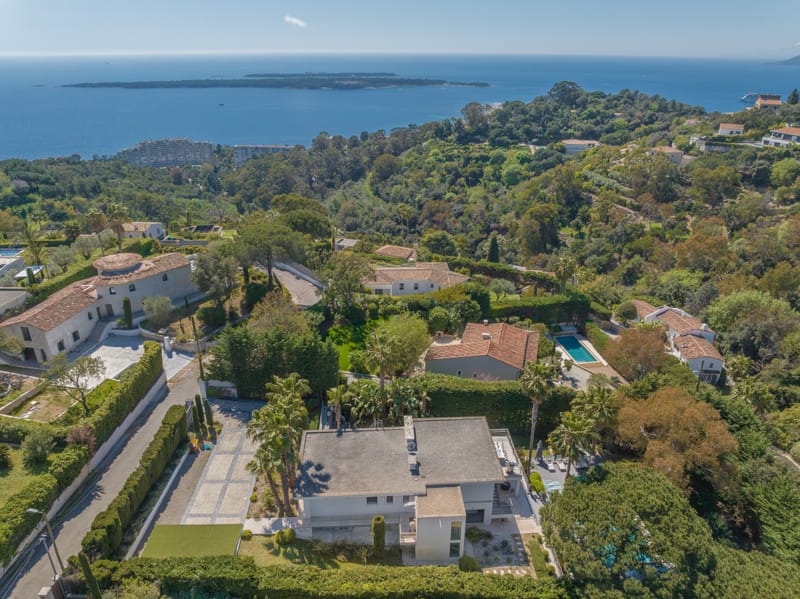 6 pieces - 3 salles de bain - piscine