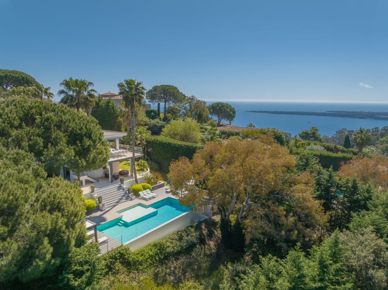 6 pieces - 3 salles de bain - piscine