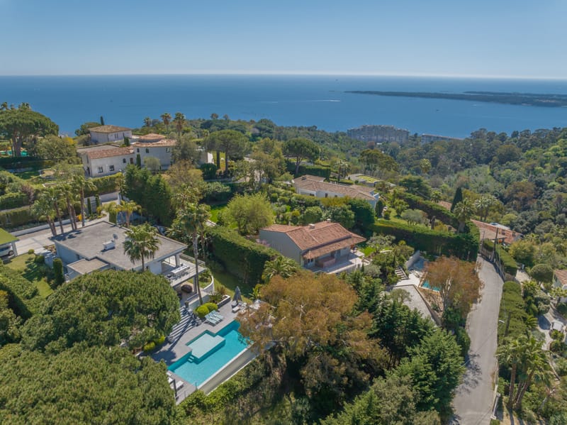 6 pieces - 3 salles de bain - piscine