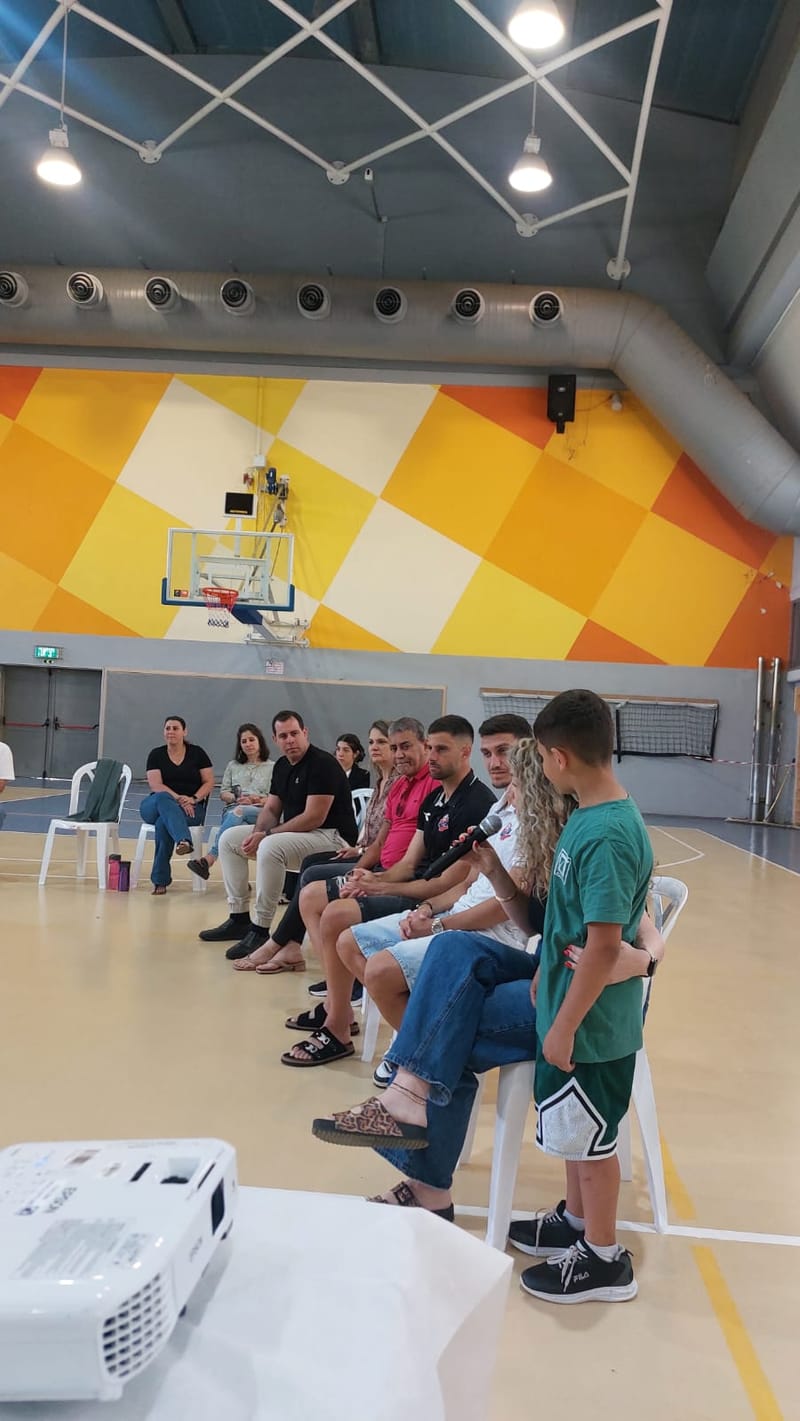מפגש רכזי פרויקט "מגן הקהילה" בהשתתפות שחקני הפועל חיפה ואיתן אביה של רומי גונן