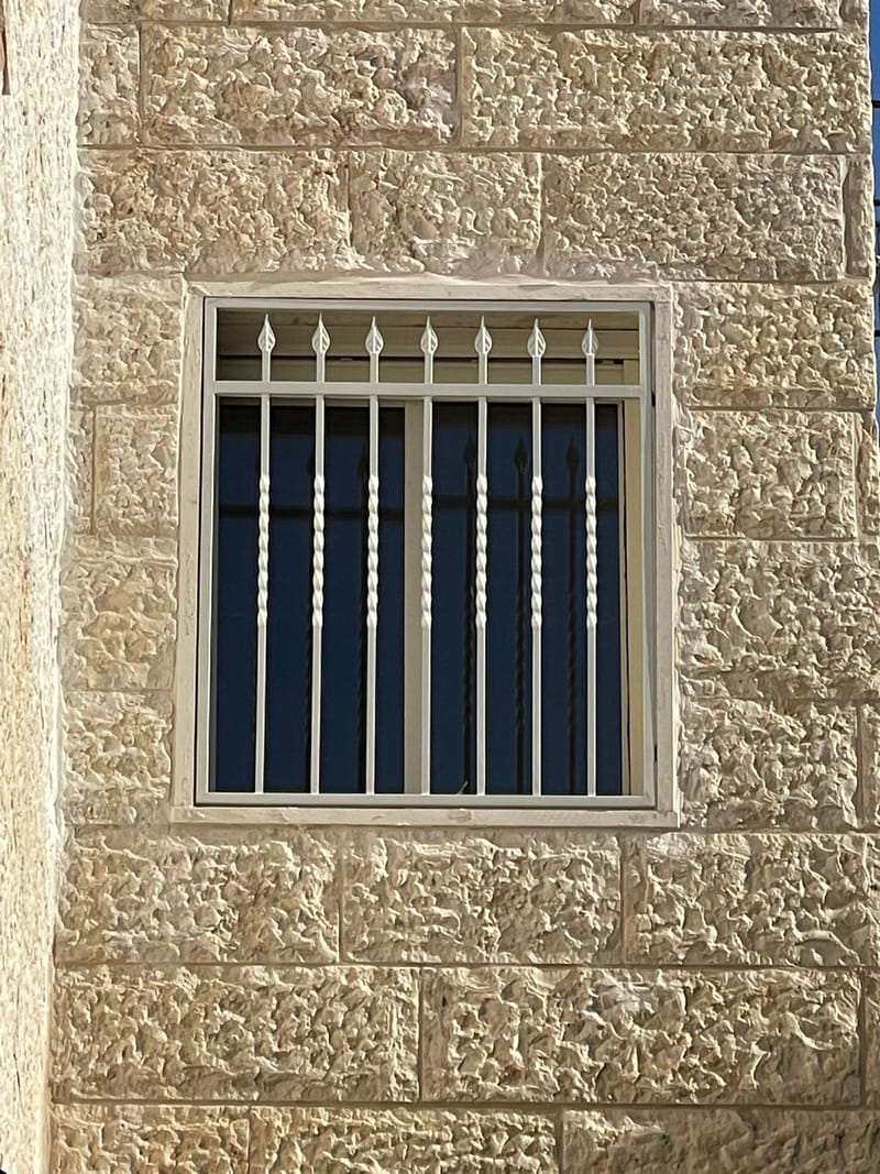 סורגים ישרים / בטן לחלונות 