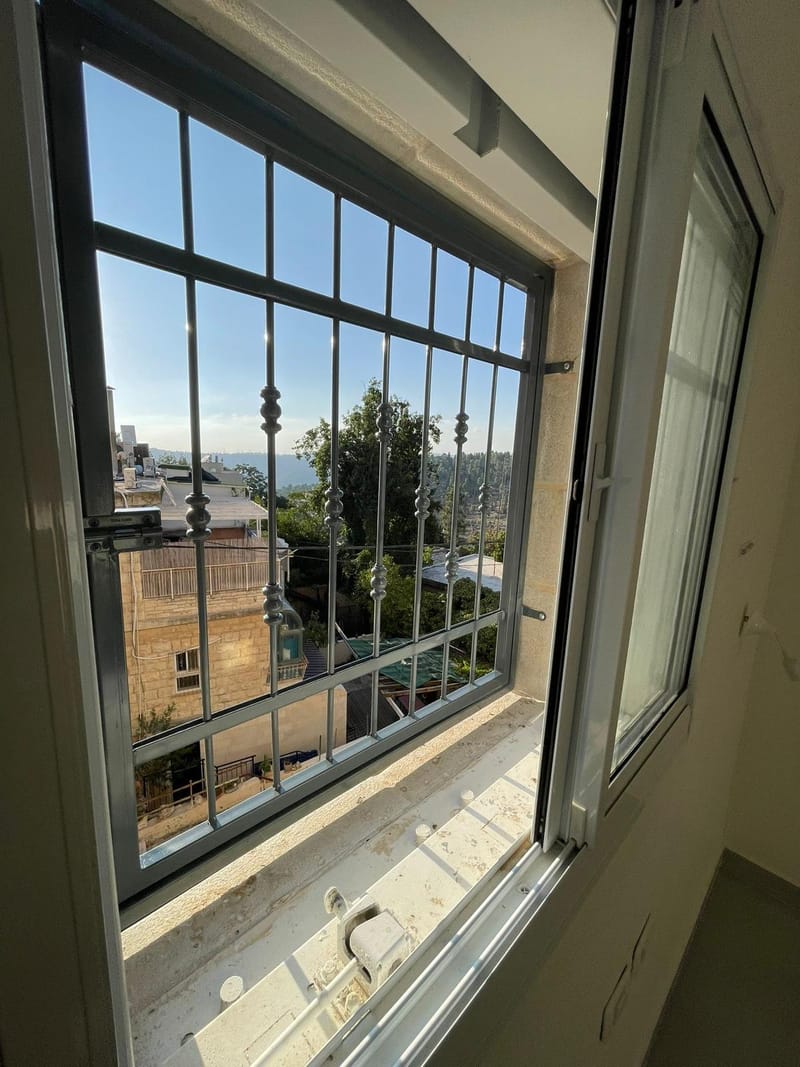 סורגים ישרים / בטן לחלונות 