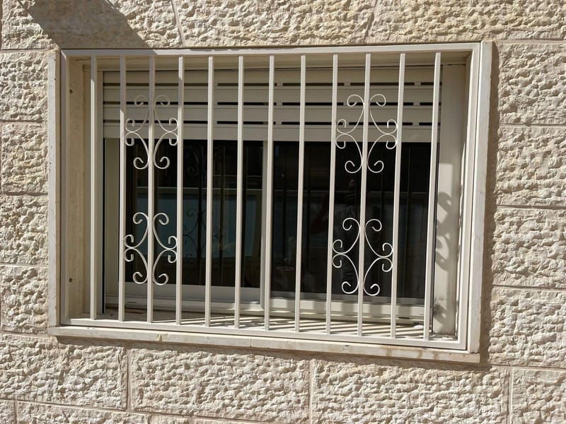 סורגים ישרים / בטן לחלונות 