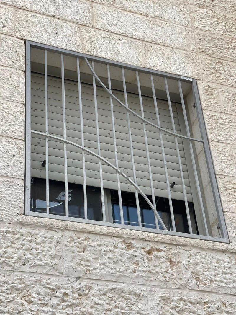 סורגים ישרים / בטן לחלונות 