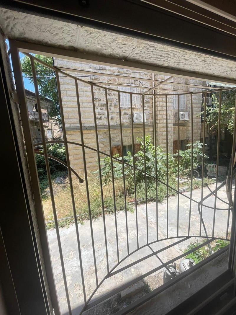 סורגים ישרים / בטן לחלונות 