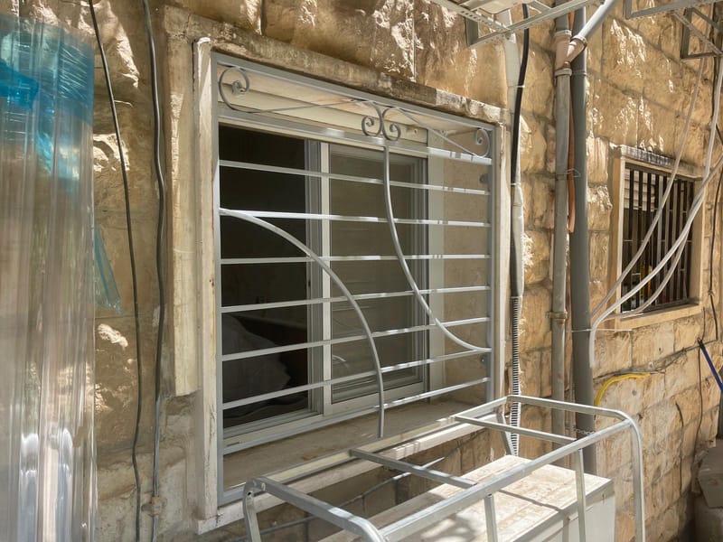 סורגים ישרים / בטן לחלונות 